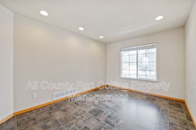 Building Photo - 7405 View Pointe Dr