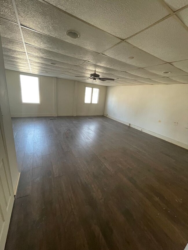 Building Photo - HUGE 4 Bedroom Apartment
