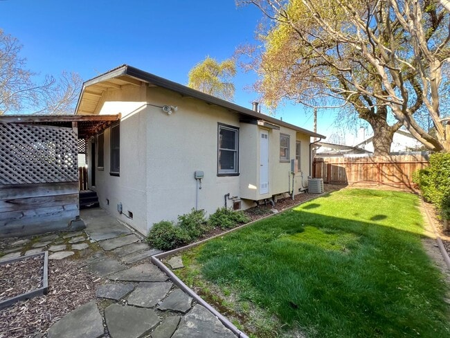 Building Photo - TENTATIVELY RENTED 2 Bedrooms, 1 Bathroom Charmer Near Downtown Napa