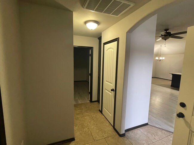 Building Photo - 3 bed 2 bath 2 car in Moore Schools! Great...