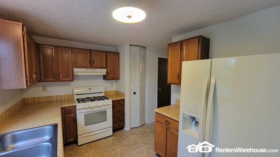 Building Photo - 1461 Silver Lake Dr
