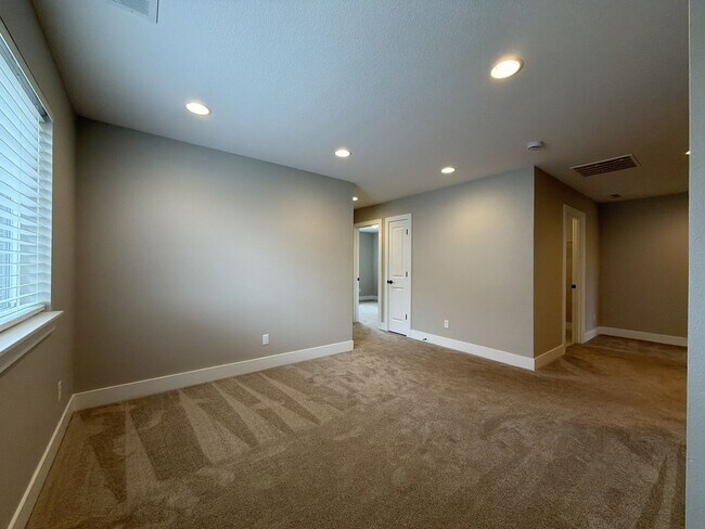 Building Photo - 12425 SW Silvertip St