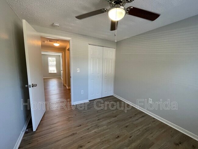 Building Photo - 1200 Lake Valrico Ln