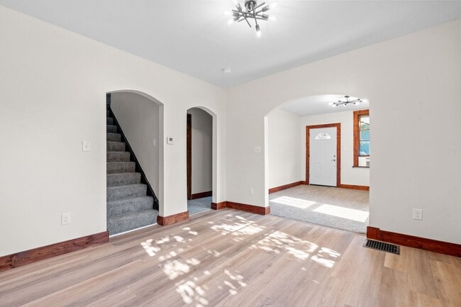 Building Photo - Newly Updated 3 Bed Home