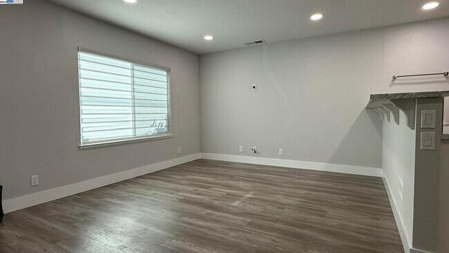 Building Photo - 338 Orchard Ave