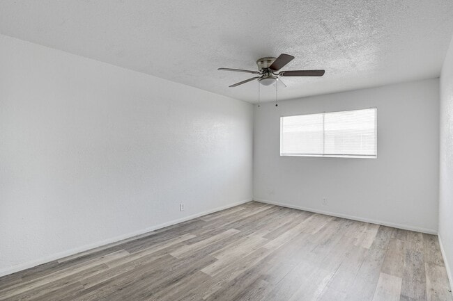 Building Photo - Bright & Spacious 2-Bedroom Condo in Las V...
