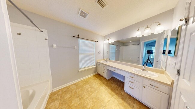 Building Photo - Beautiful 3 bedroom, 2.5 bathroom townhome