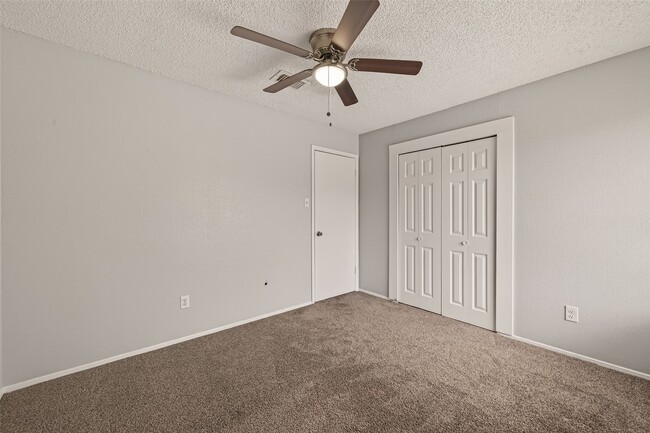 Building Photo - 1806 Foxlake Dr