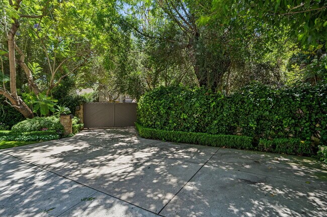 Building Photo - 575 N Beverly Glen Blvd