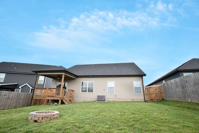 Building Photo - Pet Friendly in Eagle's Bluff!