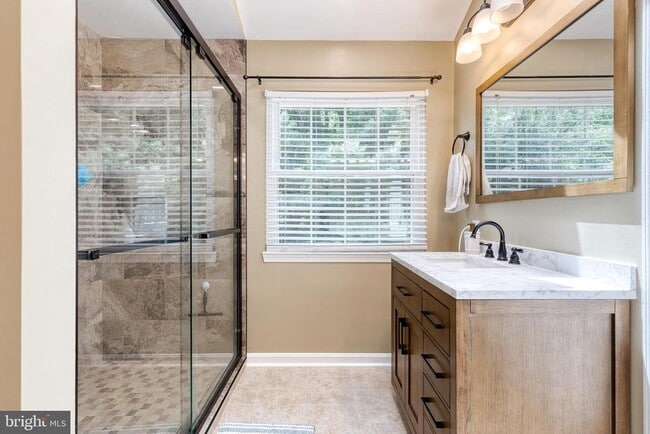 Building Photo - 708 Leister Dr