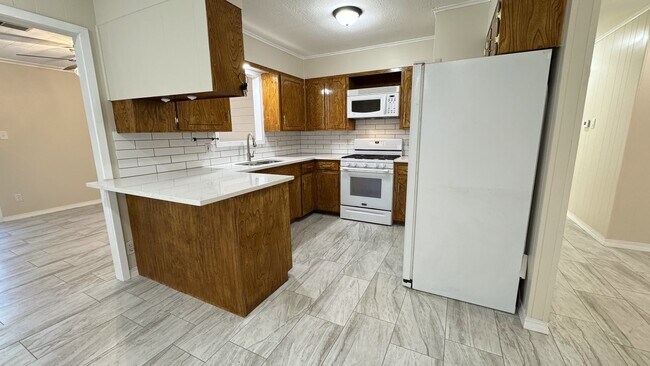 Building Photo - 112 Crestview Dr