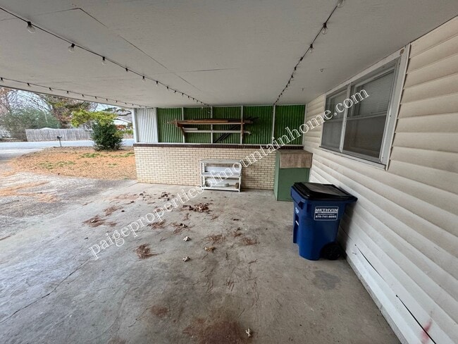 Building Photo - 3 Bedroom/2 bath home in Mountain Home