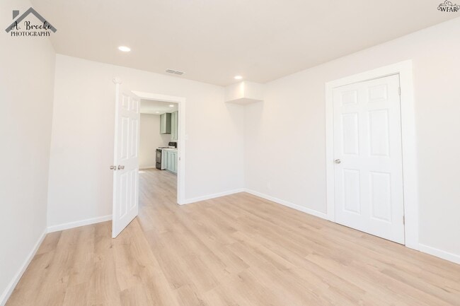 Building Photo - 415 N Oak St