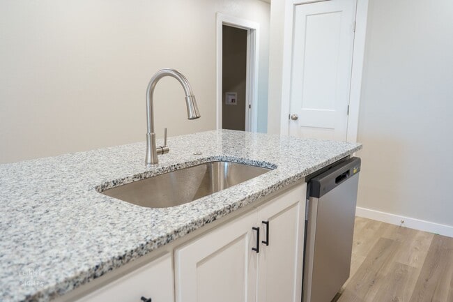 Building Photo - 3-Bedroom Townhome with Garage & Private Y...