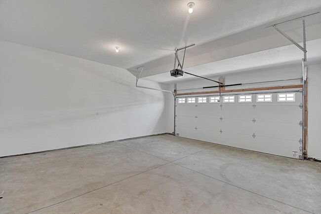 Building Photo - 1202 Heather Dr