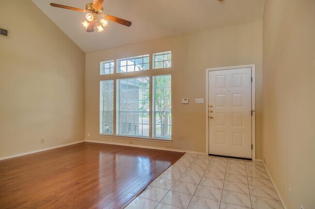Building Photo - Wonderful 4BR/2.5 Bath in Encino Park -- D...
