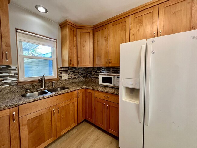 Building Photo - Beautiful 4-Bed, 2-Bath Single-Family Home!