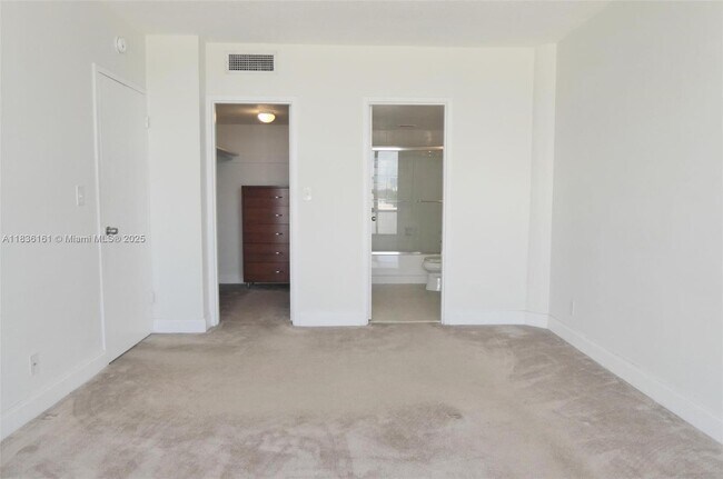 Building Photo - 900 Bay Dr