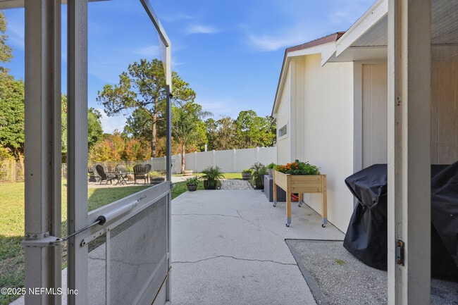 Building Photo - 2143 Lady Di Ln