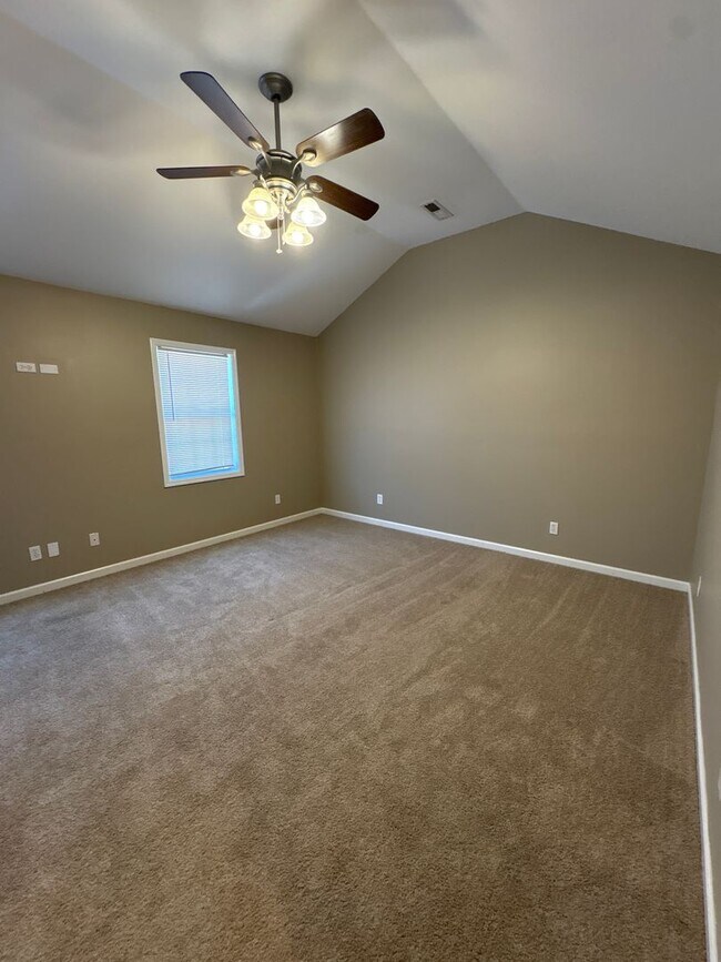 Building Photo - Beautiful 2 Bedroom Home with Spacious Bonus Room!
