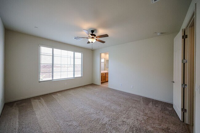Building Photo - 4 Bedroom + Den in Foothills at Northpointe