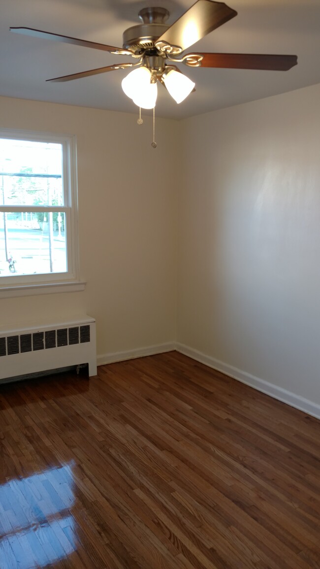 Master bedroom other way - 1517 Saint George Ave