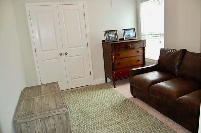 Building Photo - Beautiful four bedroom in Oyster Point - M...