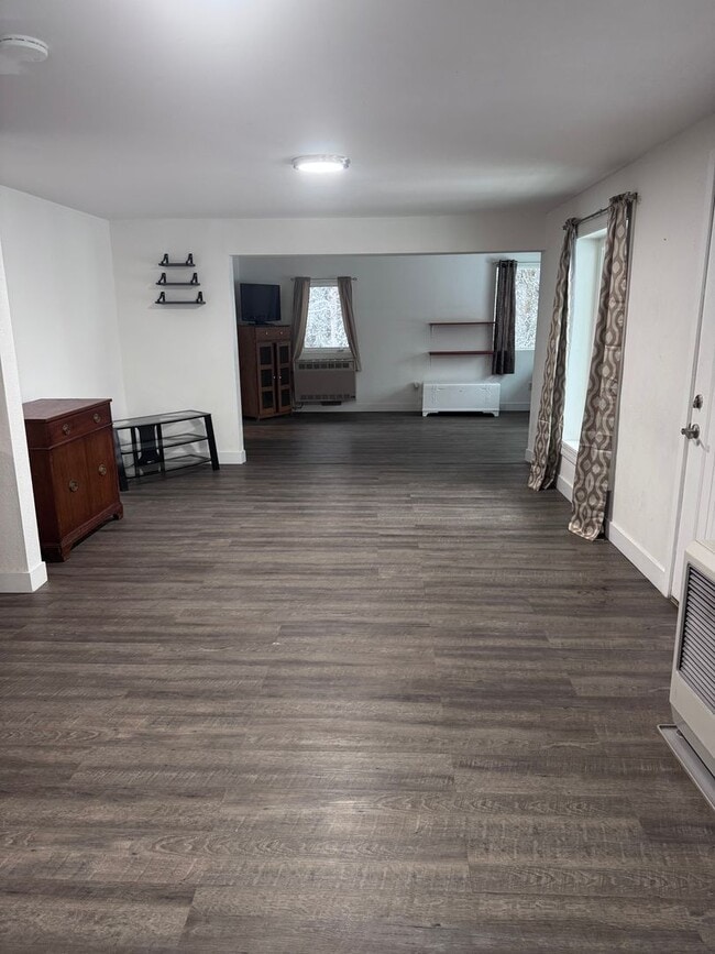 Building Photo - Beautiful 2 Bedroom, 1 Bath, 3 Car Garage ...