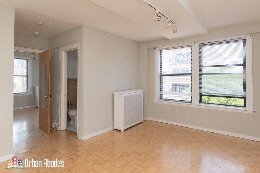 Building Photo - 727 W Belmont Ave