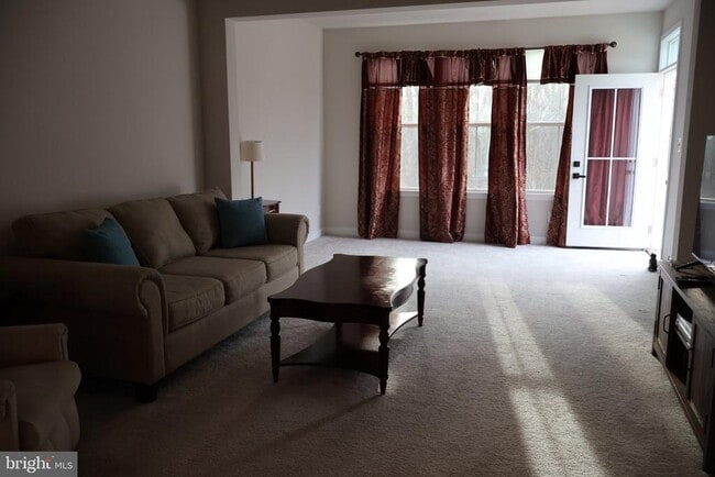 Building Photo - 659 Thomas Penn Dr