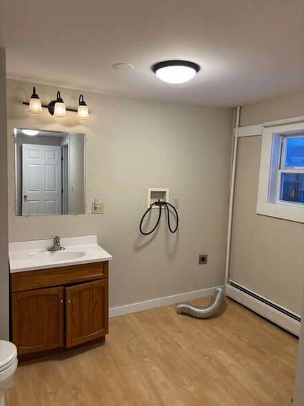 Building Photo - 450 Main St