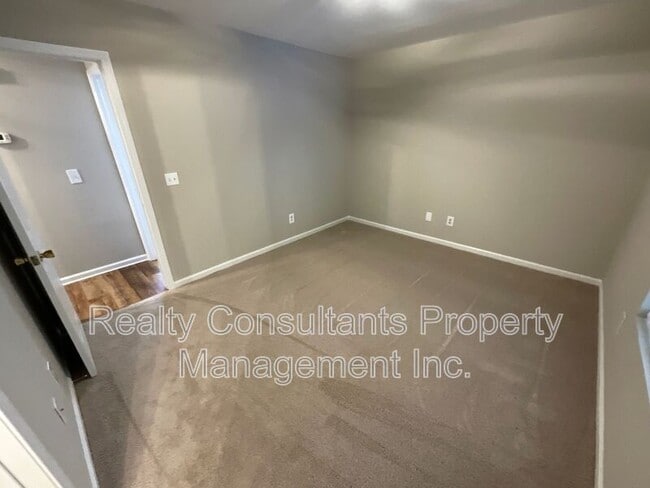 Building Photo - 1019 Manor Dr