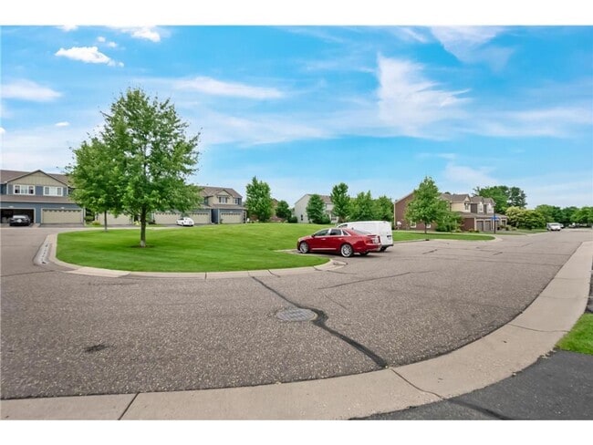 Building Photo - Rare 3 bed 4 bath updated almost 2300 sf townhouse in Woodbury!