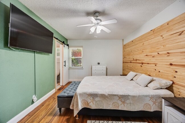 Building Photo - 404 E Alexander Ln