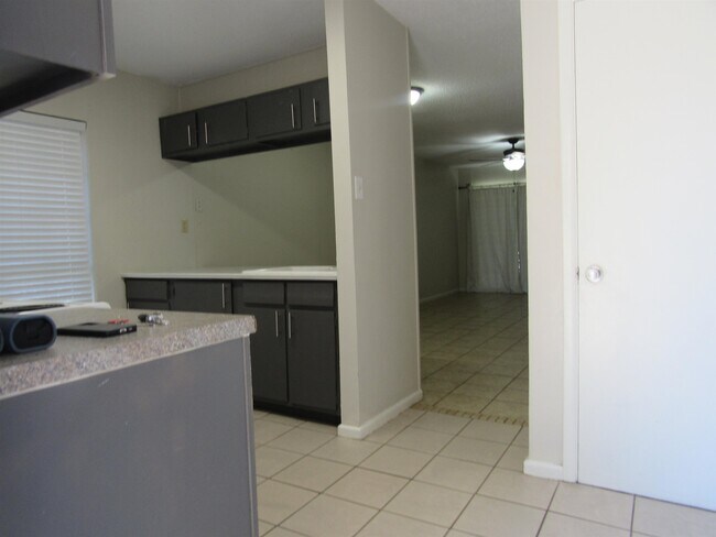 Building Photo - 2401 E Frost St