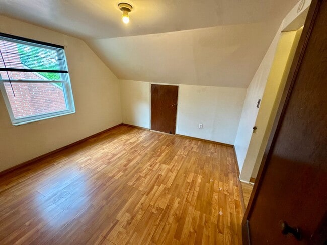 Building Photo - Charming 4 Bed 1.5 Bath house with BRAND NEW KITCHEN!!!