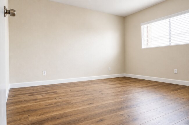 Building Photo - Remodeled Spacious 2BR/2BA in NoHo – Quiet 2nd Floor, Central A/C, 2 Parking Spaces