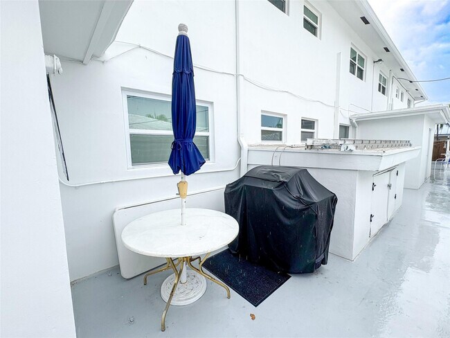 Building Photo - 4541 N Ocean Dr