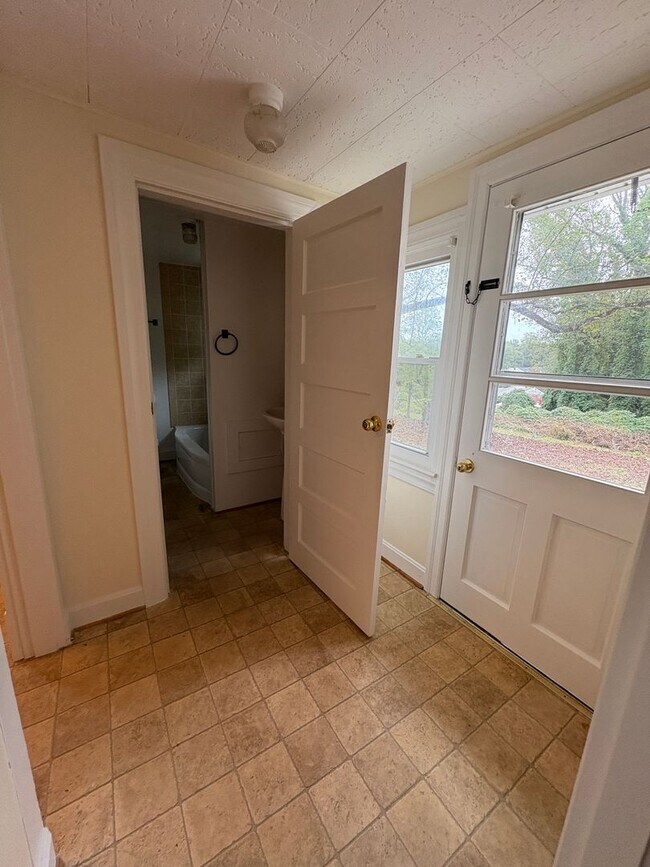 Building Photo - Spacious 2-3 bedroom house! Located on sid...