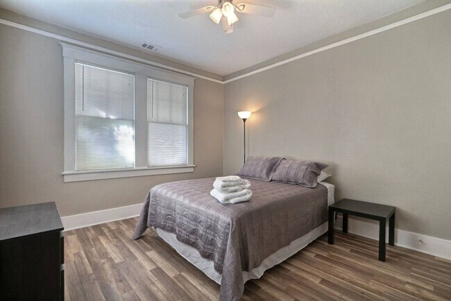 Building Photo - Large 2BR/1BA Downtown House Steps From Daffin Park