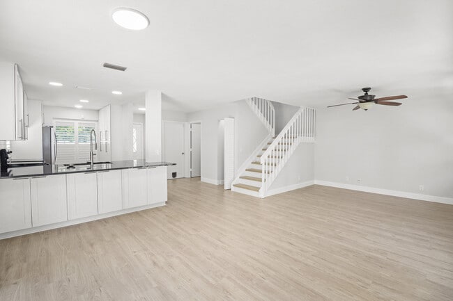 Building Photo - 4722 Lakeside Cir