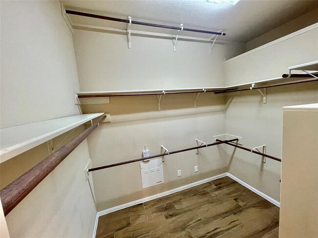 Building Photo - 2115 Mooncrest Dr