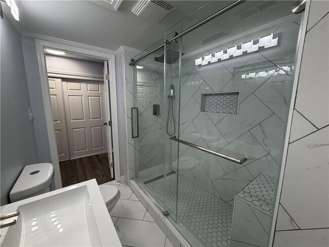 Building Photo - 3336 Camelot Dr NE