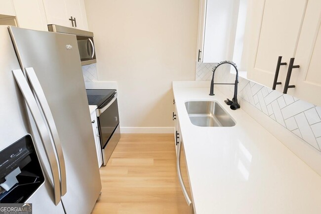 Building Photo - 1101 Magical Way