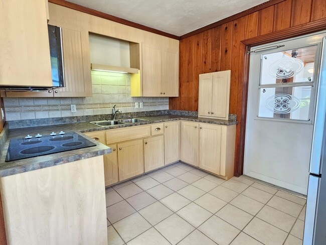 Building Photo - Venice Island – North of Venice Ave - Annual Single Family Home– Minutes from Venice Beach, Mains...