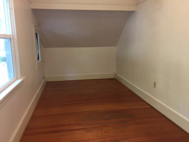 Building Photo - 6 Bedroom House near Downtown and Universi...