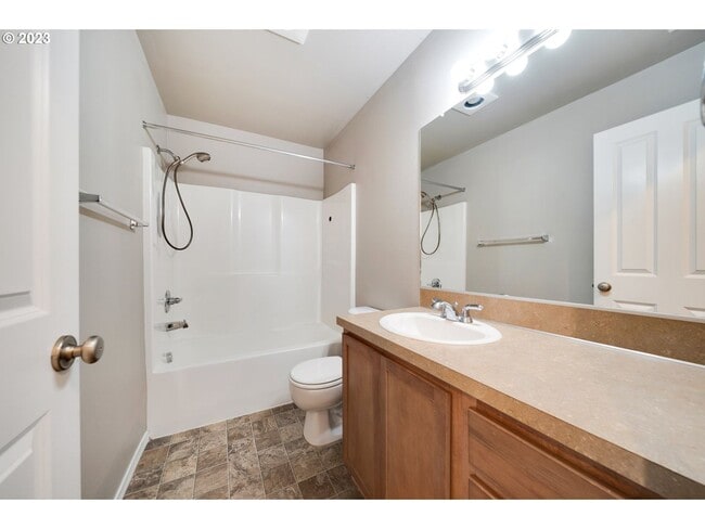 Building Photo - Stunning townhouse in Canby- 3 bed / 2.5 b...