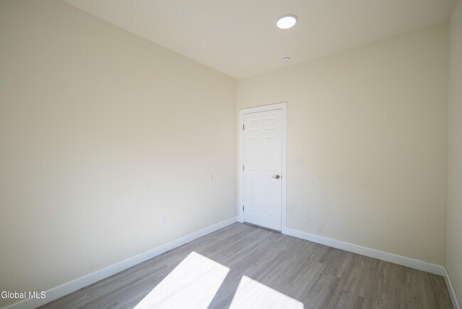 Building Photo - 489 Grooms Rd