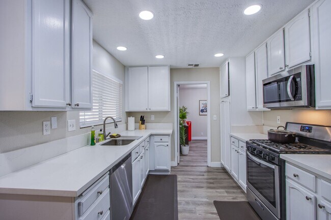 Building Photo - Spacious, Stylish, and Fully Furnished – L...